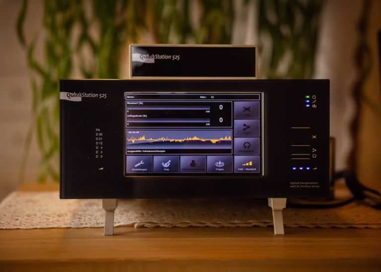 Die QuintStation erlaubt es uns, die feinen körpereigenen Schwingungen wahrzunehmen, mögliche Blockaden und energetische Ungleichgewichte zu erkennen und durch individuell abgestimmte Frequenzen harmonisierend zu wirken.